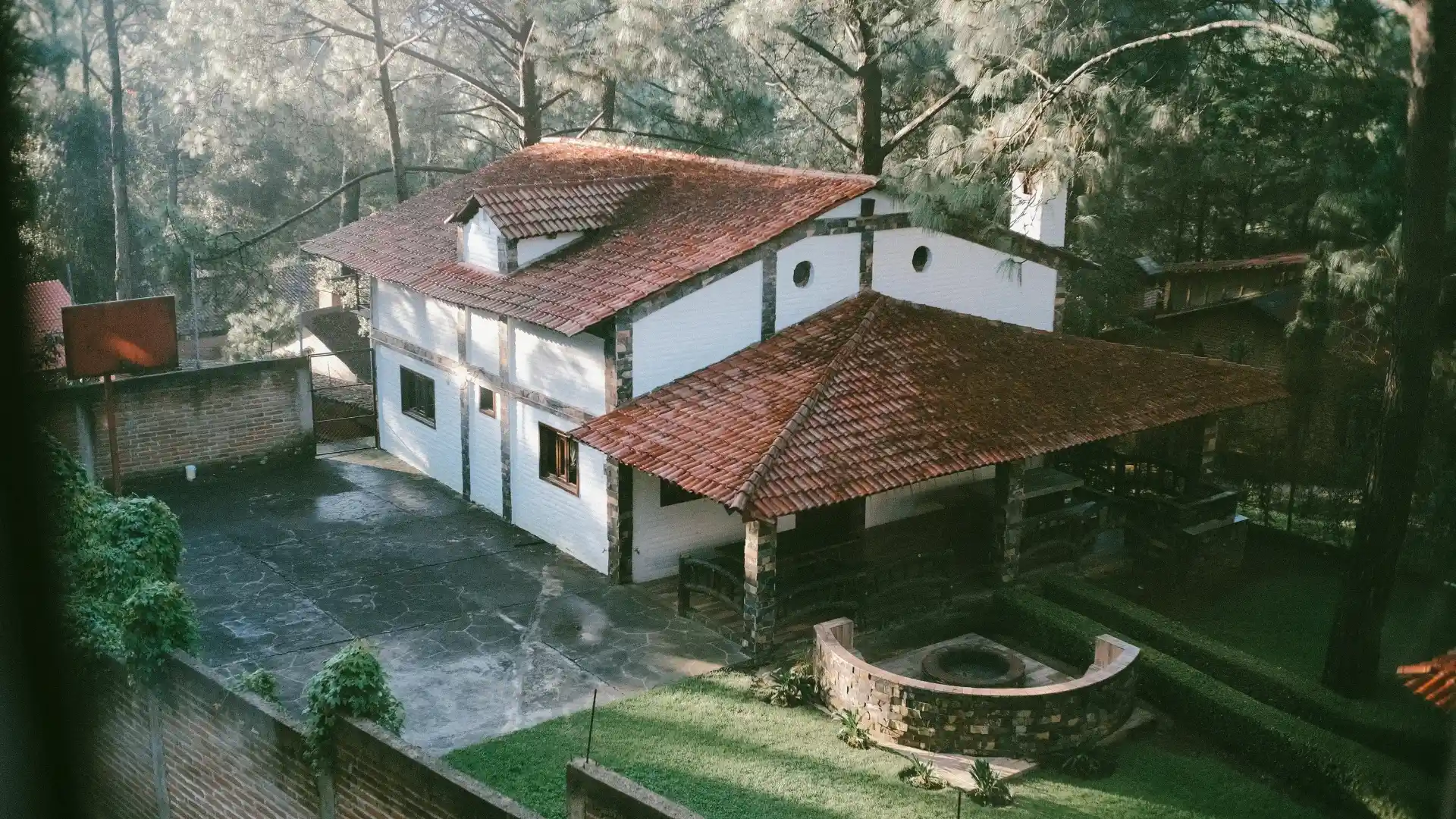 Tracway Homestays page background